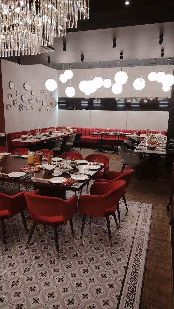 Ресторан Бистро ле Мужик / Bistrot Le Moujik Основной зал