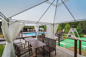 Загородный комплекс Старая Мельница. Лаунж-зона у открытого бассейна, фото 7