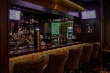Ресторан Барбекю Бир / BBQ Beer на Космонавтов. Основной зал с барной стойкой, фото 4