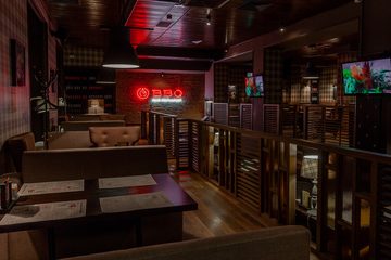 Ресторан Барбекю Бир / BBQ Beer на Космонавтов. Основной зал с барной стойкой, фото 2