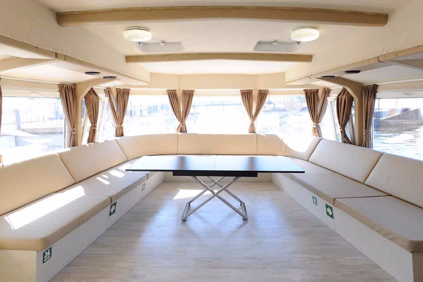 Теплоход Москва 99 Салон теплохода