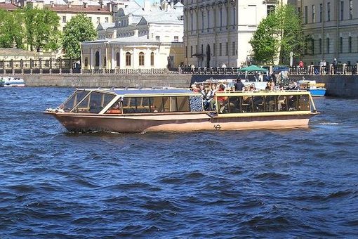 Теплоход Мойка. Салон теплохода до 15 человек. Фото 2