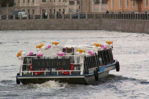 Теплоход Элегия. Салон теплохода до 20 человек. Фото 2