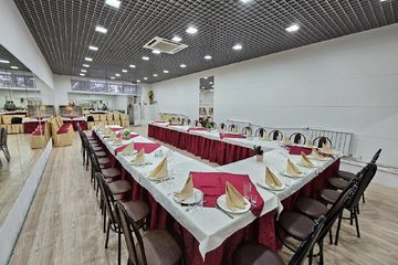 Поминальная трапеза Помним-любим в Гатчине на Изотова. Основной зал, фото 1