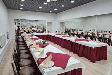 Поминальная трапеза Помним-любим в Гатчине на Изотова. Основной зал, фото 3