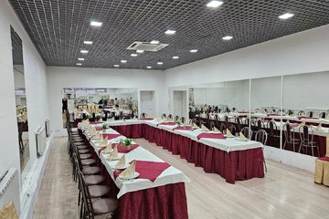 Поминальная трапеза Помним-любим в Гатчине на Изотова. Основной зал, фото 2