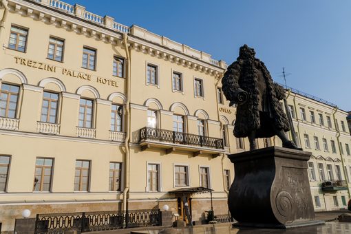 Дворец Трезини. Вид с улицы