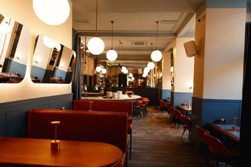 Ресторан Смоки Бонс / Smokey Bones. Основной зал, фото 1