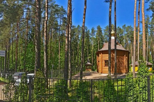Поминальная трапеза Помним-любим во Всеволожске на Лиственной. Вид с улицы