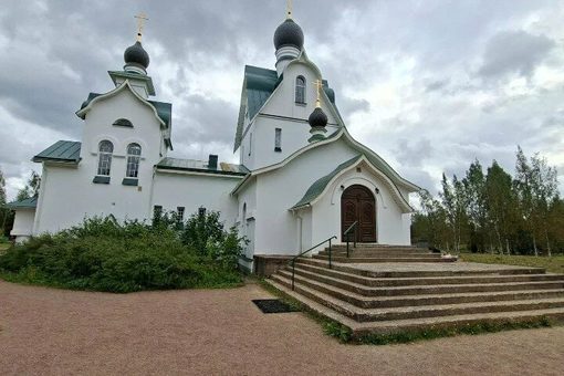 Поминальная трапеза Помним-любим в Петергофе. Вид с улицы