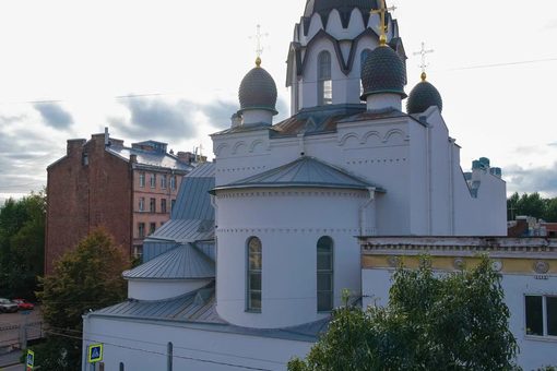 Поминальная трапеза Помним-любим на Роменской. Вид с улицы