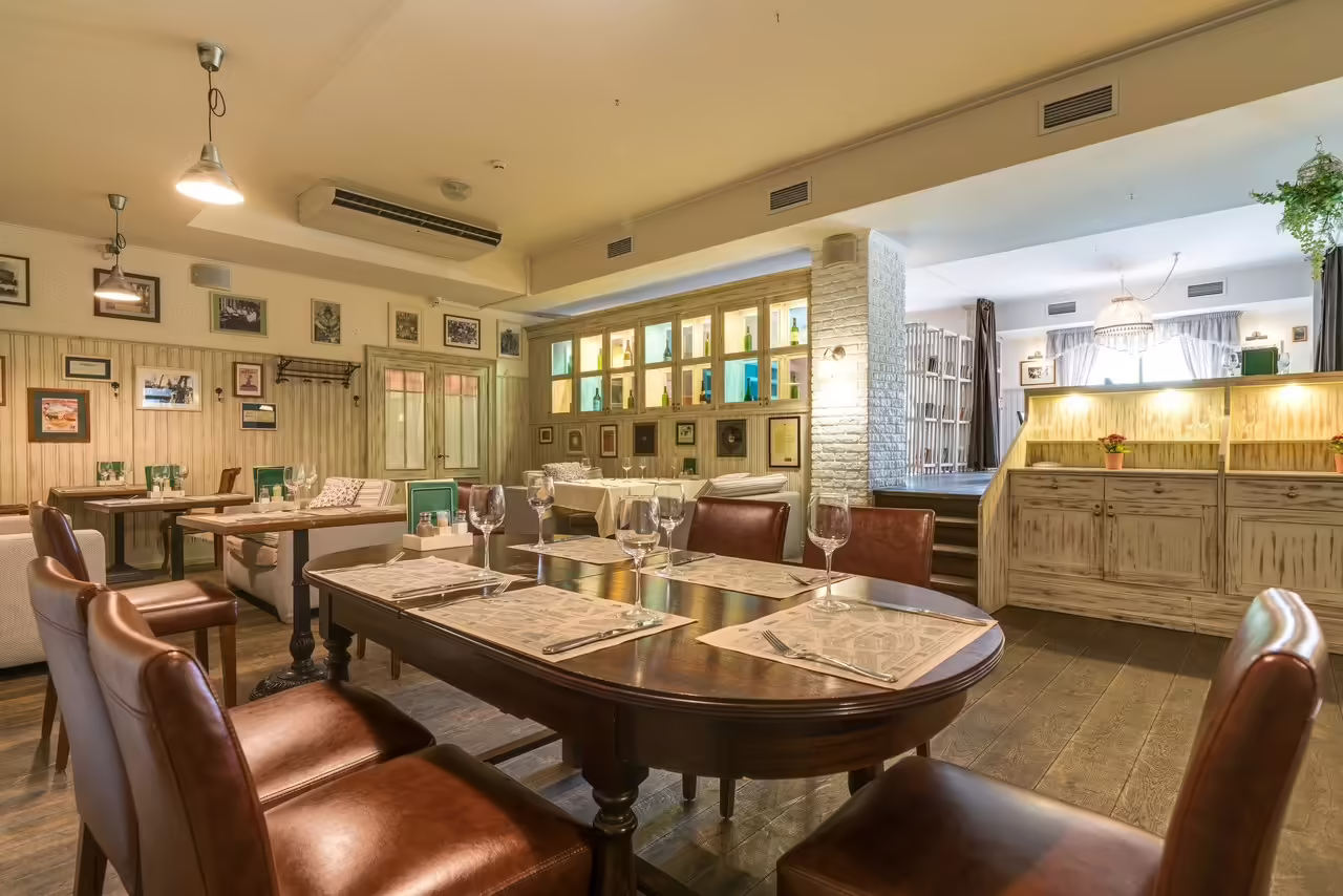 Ресторан Строганов Бар и Гриль / Stroganoff Bar and Grill Зал на 2-м этаже