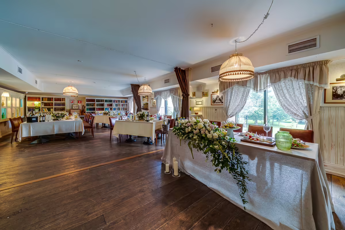 Ресторан Строганов Бар и Гриль / Stroganoff Bar and Grill Зал на 2-м этаже