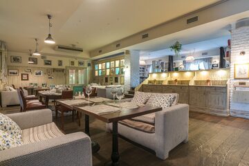 Ресторан Строганов Бар и Гриль / Stroganoff Bar and Grill. Зал на 2-м этаже, фото 2