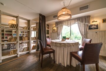 Ресторан Строганов Бар и Гриль / Stroganoff Bar and Grill. Зал на 2-м этаже, фото 4