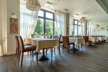 Ресторан Строганов Бар и Гриль / Stroganoff Bar and Grill. Зал на 2-м этаже, фото 13