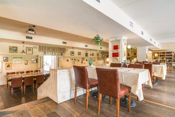 Ресторан Строганов Бар и Гриль / Stroganoff Bar and Grill. Зал на 2-м этаже, фото 16