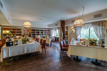 Ресторан Строганов Бар и Гриль / Stroganoff Bar and Grill. Зал на 2-м этаже, фото 6