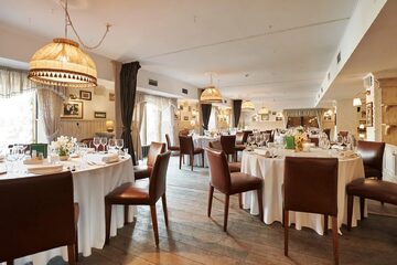 Ресторан Строганов Бар и Гриль / Stroganoff Bar and Grill. Зал на 2-м этаже, фото 1